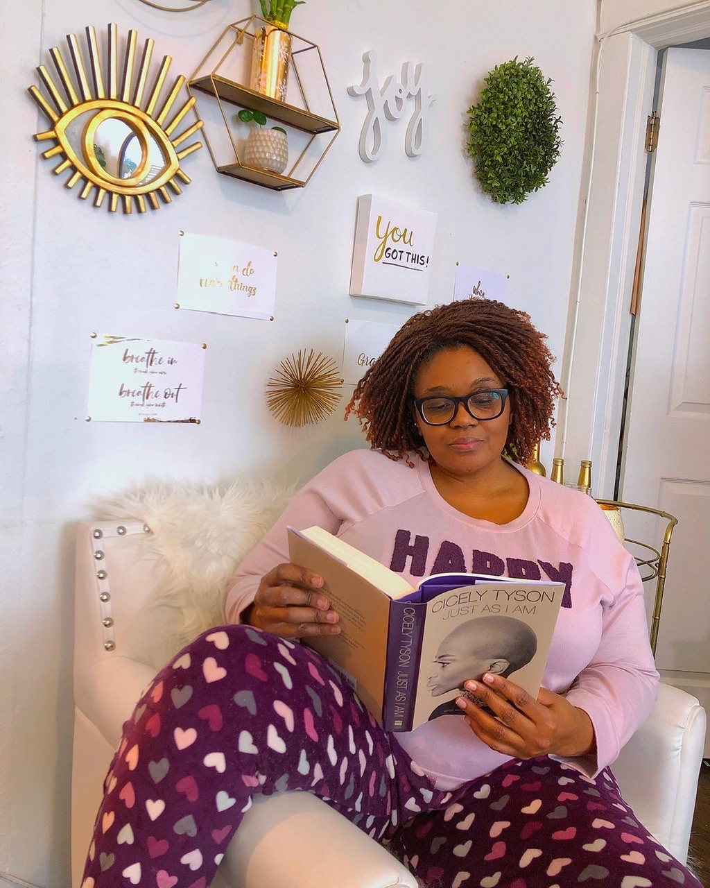 Chicago plus size blogger reading Cicely Tyson’s book Just As I Am 